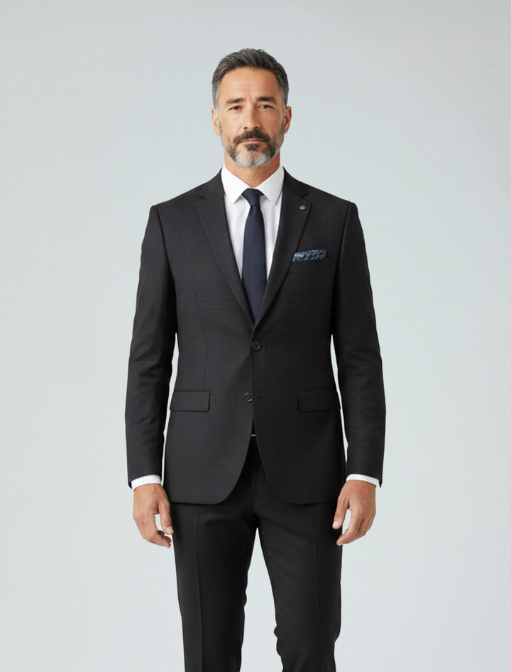 A man with short dark hair and a beard wears the Alberto Cardina Men&
