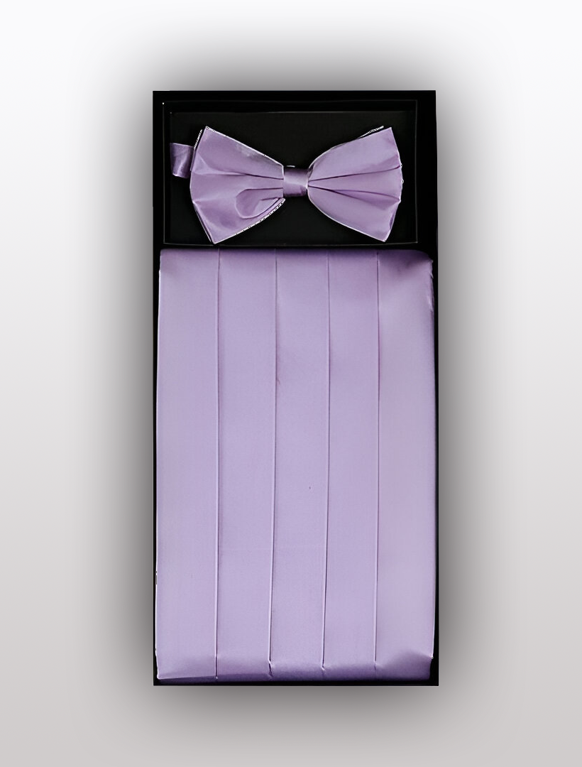 The Vesuvio Napoli Men's Silk Lilac Cummerbund with Bow Tie set is perfect for completing your tuxedo ensemble, elegantly presented in a black box against a white background.
