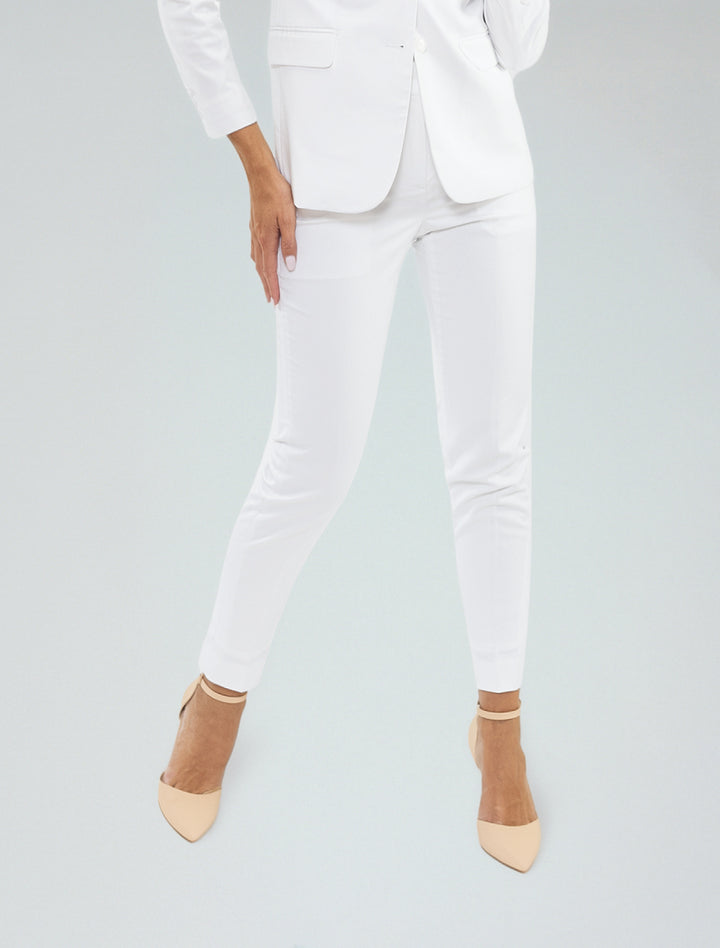 Model wears Couture 1910&